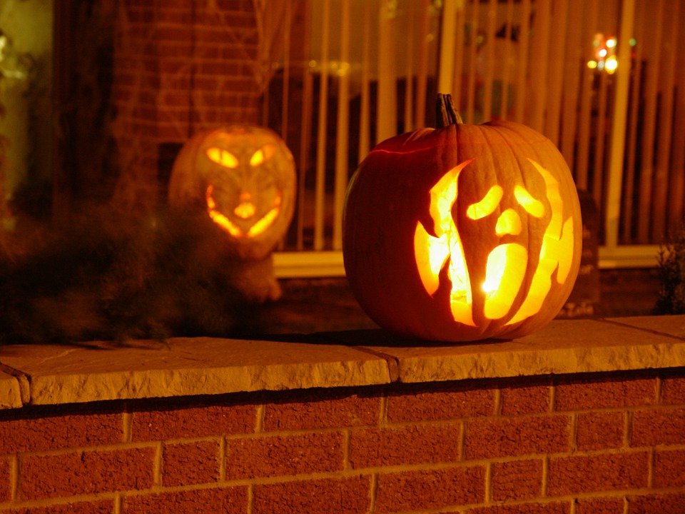 Photo by Artsmile, via Pixabay | https://pixabay.com/en/halloween-halloween-party-scary-1044648/